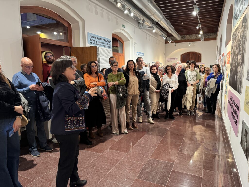 Candelaria Gónzalez durante la primera visita guiada a la exposición “Vivir sanos y felices”.